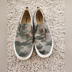 Boys Old Navy camo canvas slip-ons